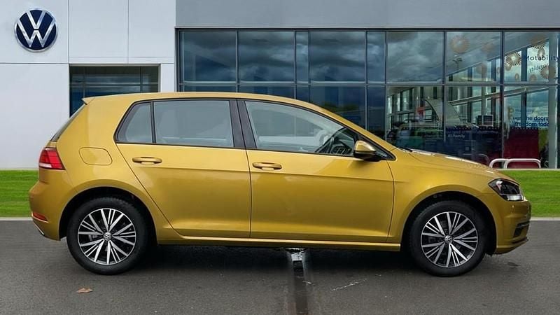 Used VW Golf VII SE 115 HP (84 kW) 2019 Turmeric yellow metallic