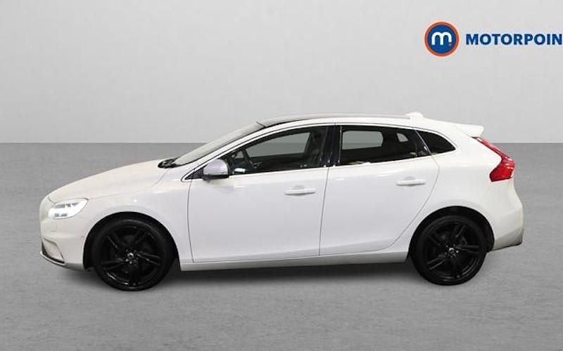 Used Volvo V40 R-Design Pro 150 HP (110 kW) 2018 White Hatchback