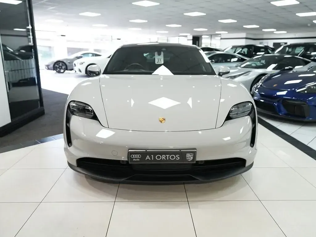 Begagnad Porsche Taycan Performance Package 419 kW (571 HK) 2022 Grå Sedan
