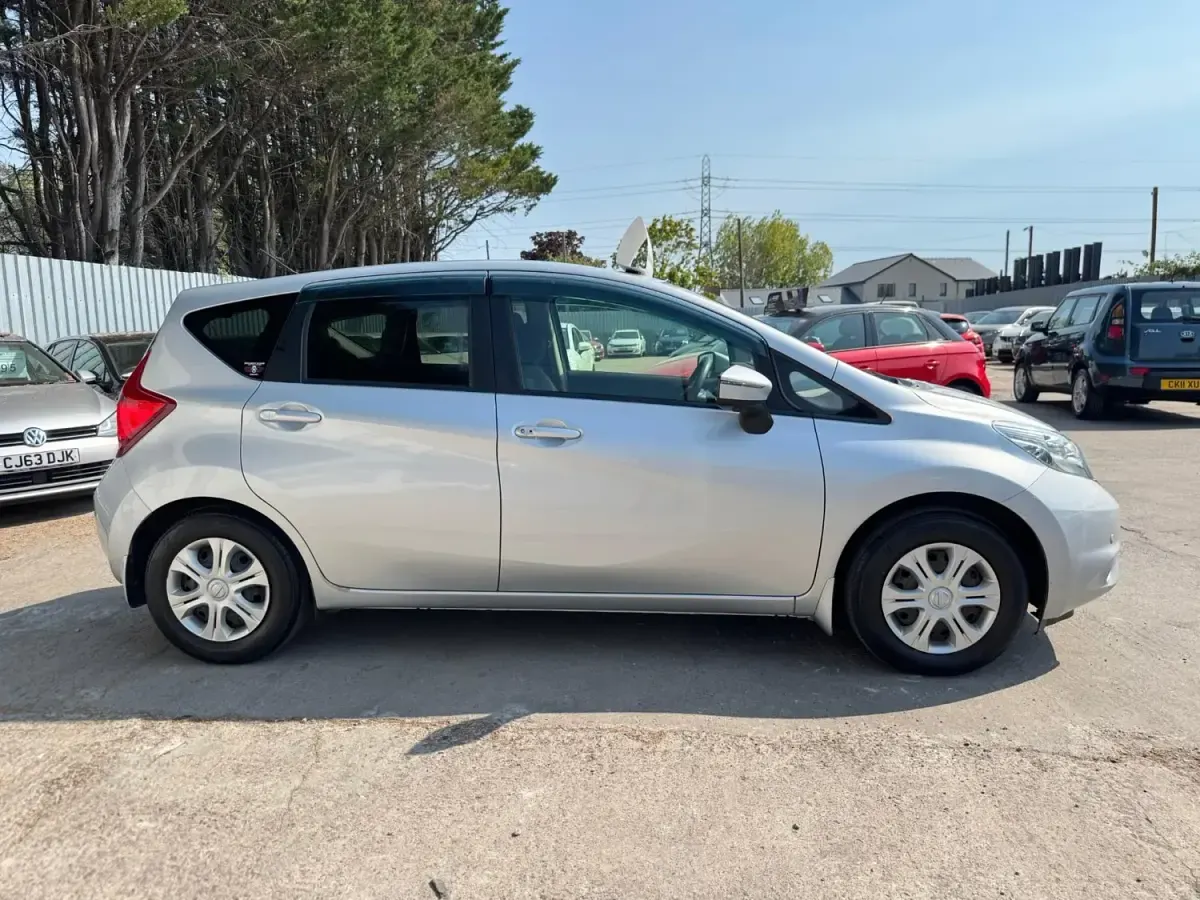 Begagnad Nissan Note Acenta 2014 Silver Halvkombi