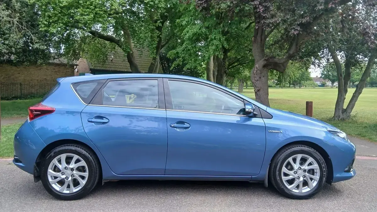Used Toyota Auris Hybrid 2015 Blue Hatchback