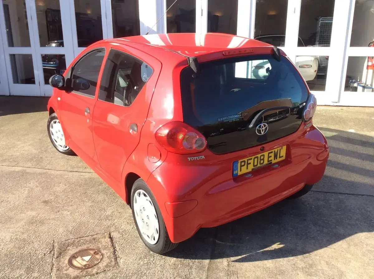 Used Toyota Aygo 67 HP (49 kW) 2008 Red Hatchback