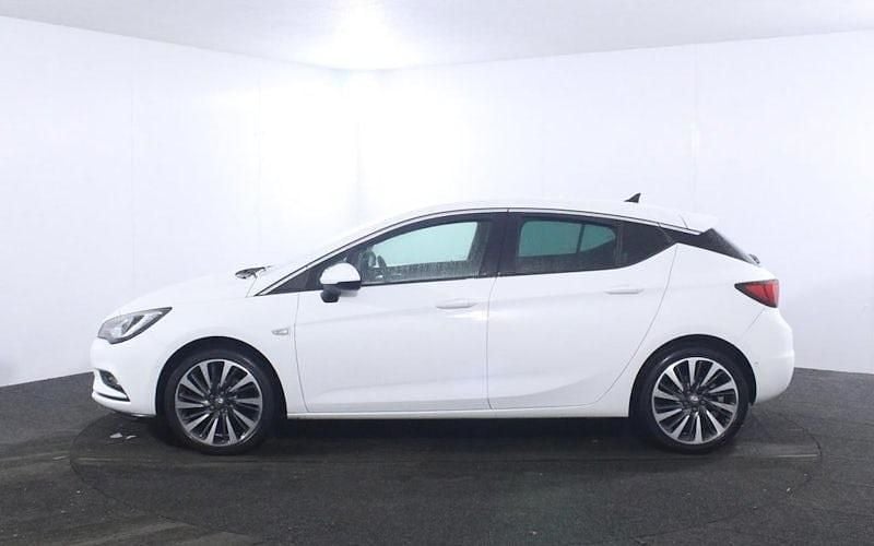 Used Vauxhall Astra Ultimate 150 HP (110 kW) 2019 White Hatchback