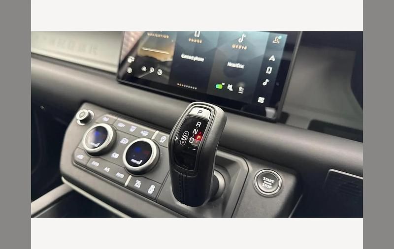 Usado Land Rover Defender SE Dynamic 296 HP (217 kW) 2024 Prateado SUV