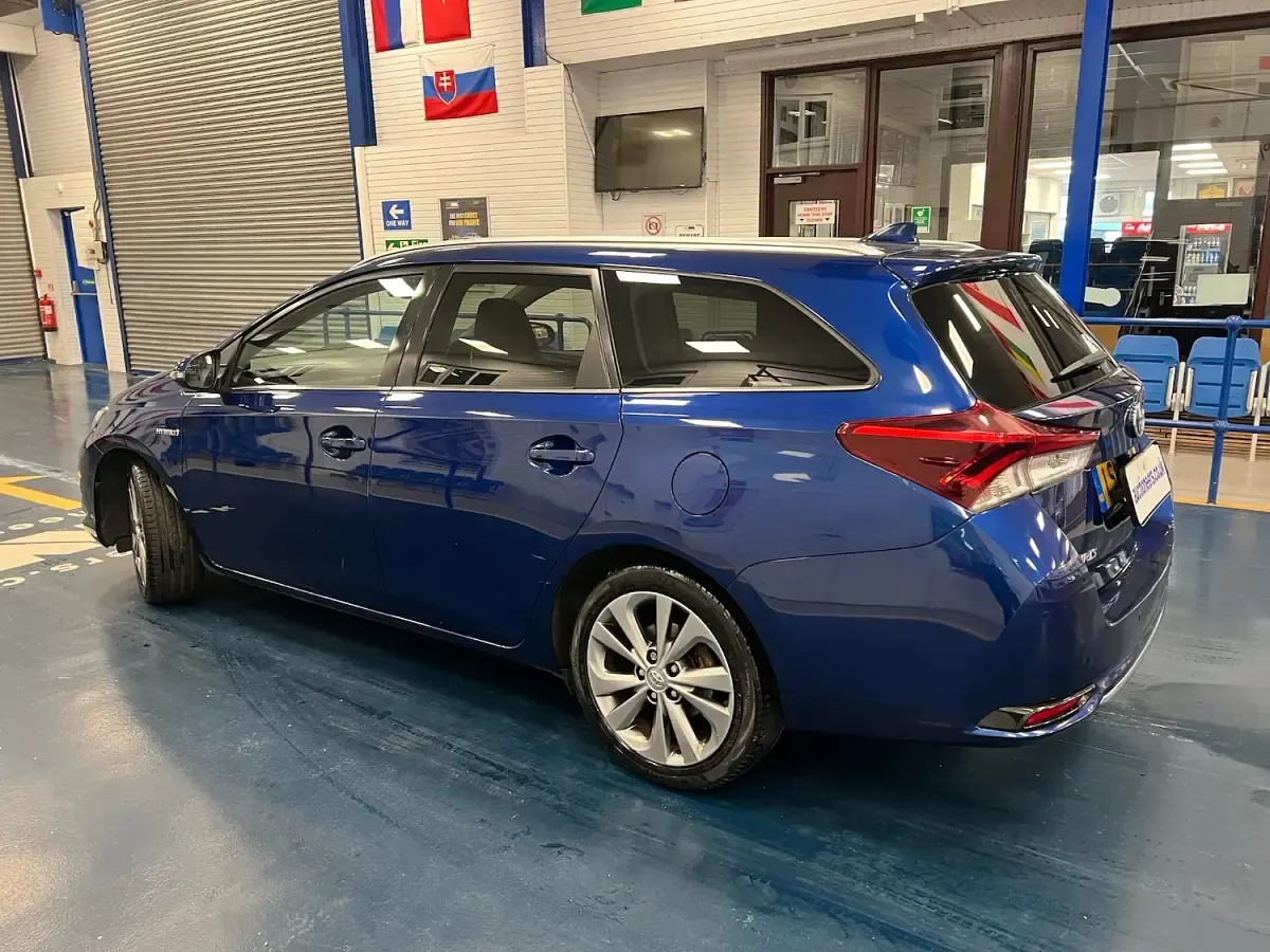 Used Toyota Auris Hybrid 136 HP (100 kW) 2018 Blue Estate