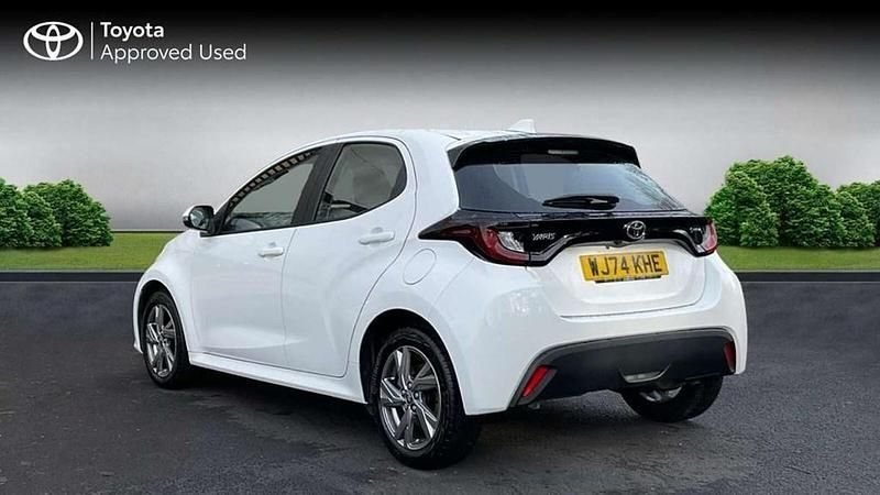 Used Toyota Yaris Hybrid 116 HP (85 kW) 2024 Pure white Hatchback