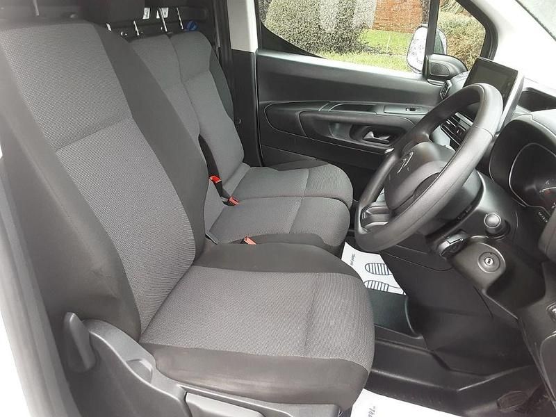 Used Citroën Berlingo 100 HP (73 kW) 2022 White MPV