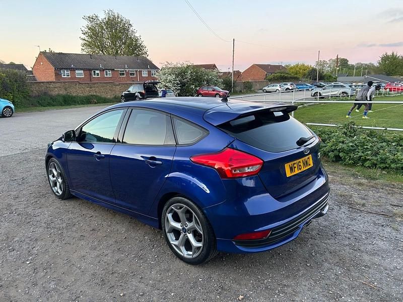 Begagnad Ford Focus ST 2016 Blå Halvkombi