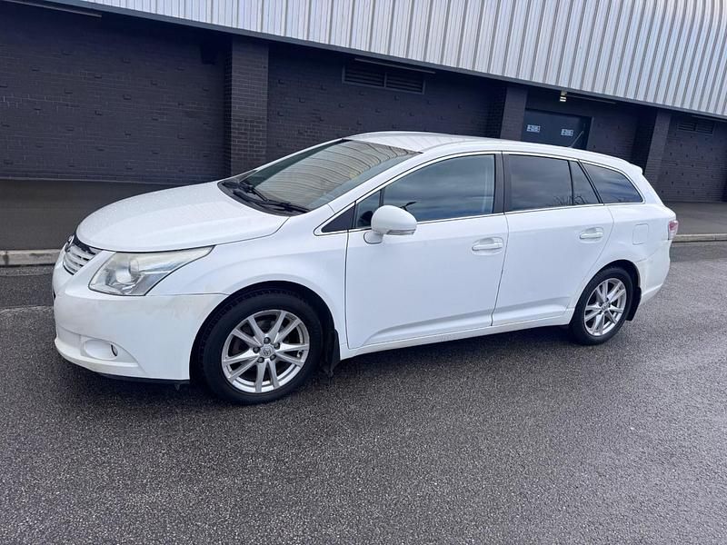 Used Toyota Avensis 2010 White Estate