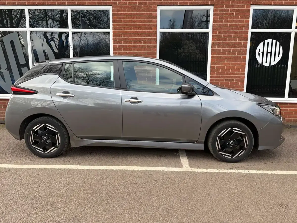 Begagnad Nissan Leaf Acenta 110 kW (150 HK) 2022 Grå Halvkombi