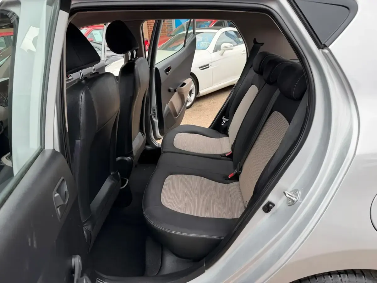 Used Hyundai i10 66 HP (48 kW) 2014 Silver Hatchback
