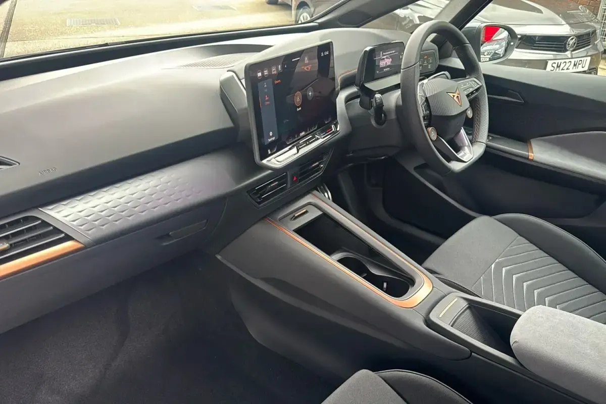 Begagnad Cupra Born e-Boost 169 kW (231 HK) 2025 Grå Halvkombi
