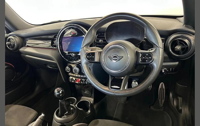 Używany Mini Cooper Hatch 134 KM (98 kW) 2022 Czerwony Hatchback