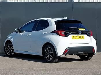 Used Toyota Yaris Hybrid Design 116 HP (85 kW) 2021 White Hatchback