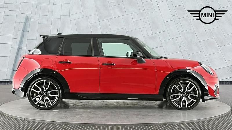 Usado Mini Cooper Hatch 113 kW (154 CV) 2025 Rojo Utilitario