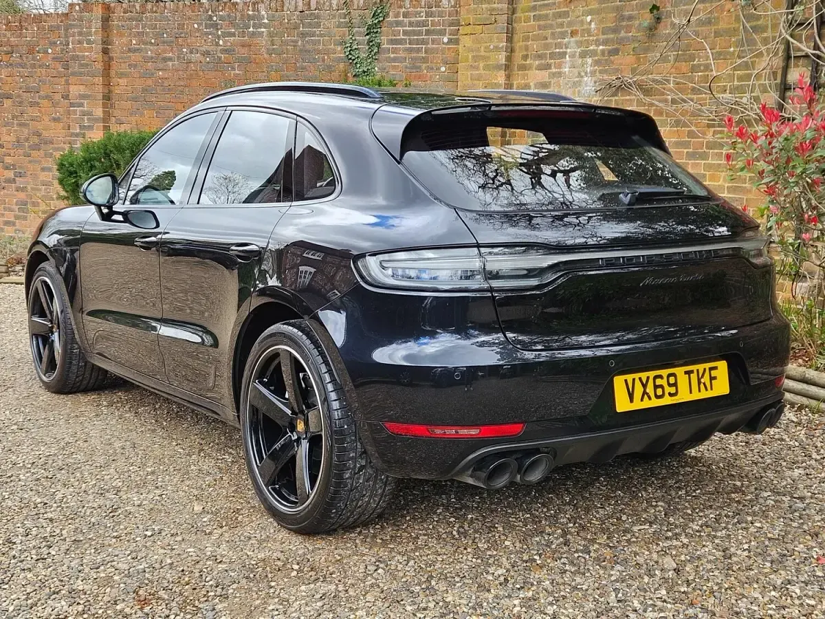 Used Porsche Macan Turbo 440 HP (323 kW) 2019 Black SUV