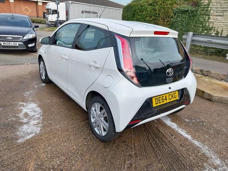 Used Toyota Aygo x-press 2014 White Hatchback
