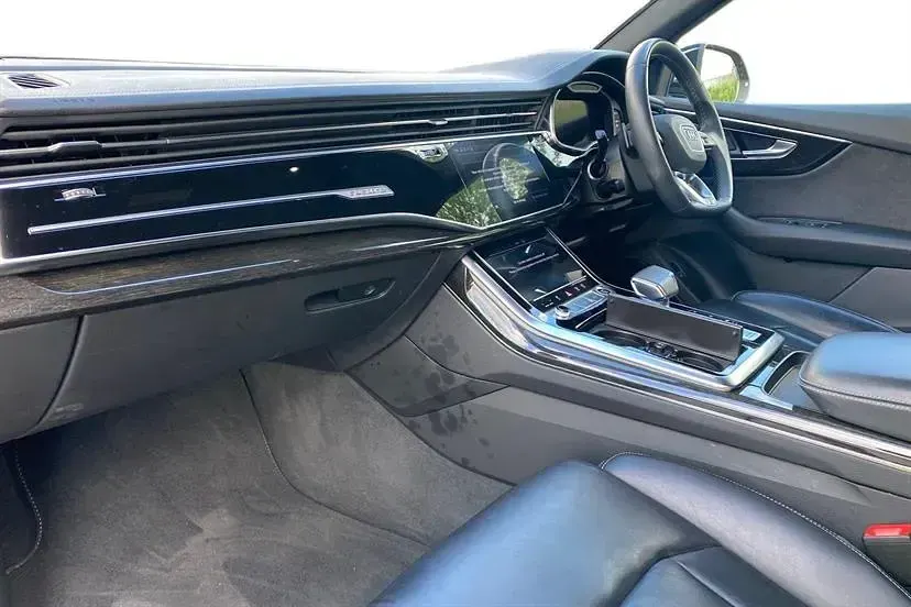 Begagnad Audi Q8 Black Edition 340 HK (250 kW) 2023 Grå SUV
