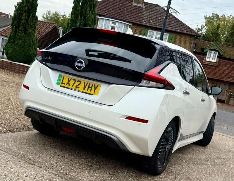Begagnad Nissan Leaf Tekna 110 kW (150 HK) 2022 Vit Halvkombi