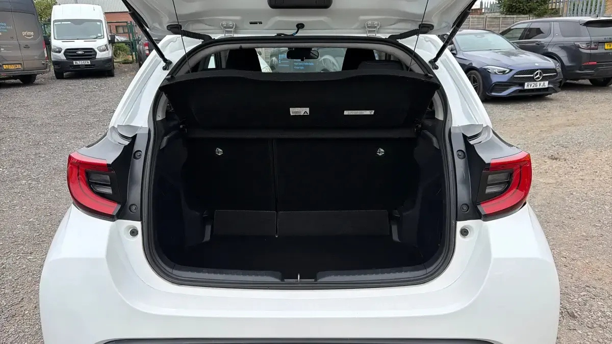 Used Toyota Yaris Design 116 HP (85 kW) 2023 White Hatchback
