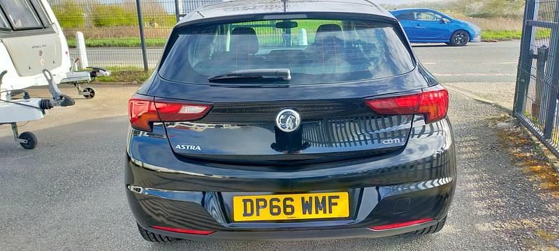 Second-hand Vauxhall Astra Design Edition 2016 Negru Hatchback
