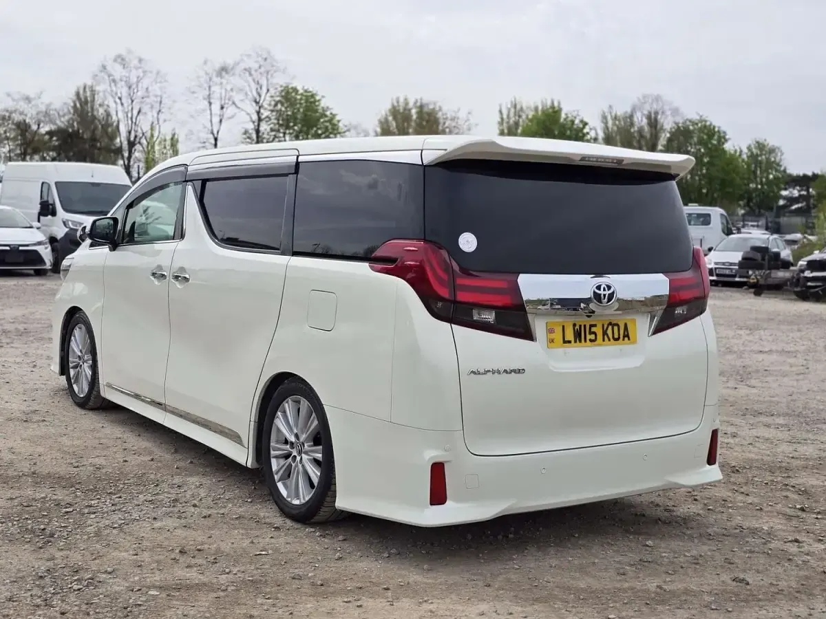 Used Toyota Alphard 182 HP (133 kW) 2015 White MPV