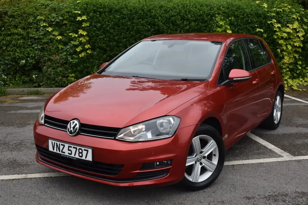Second-hand VW Golf VII Match 105 CP (77 kW) 2015 Roșu Hatchback