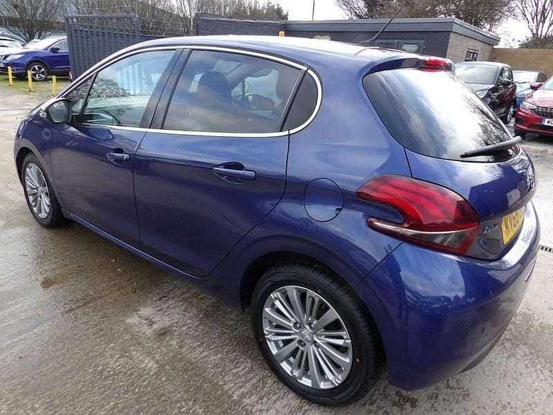 Used Peugeot 208 Allure 75 HP (55 kW) 2015 Blue Hatchback
