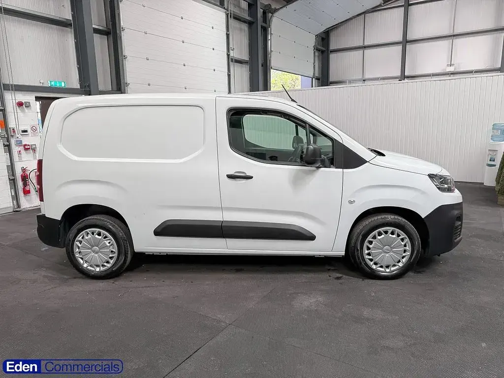 Used Citroën Berlingo 100 HP (73 kW) 2023 White MPV