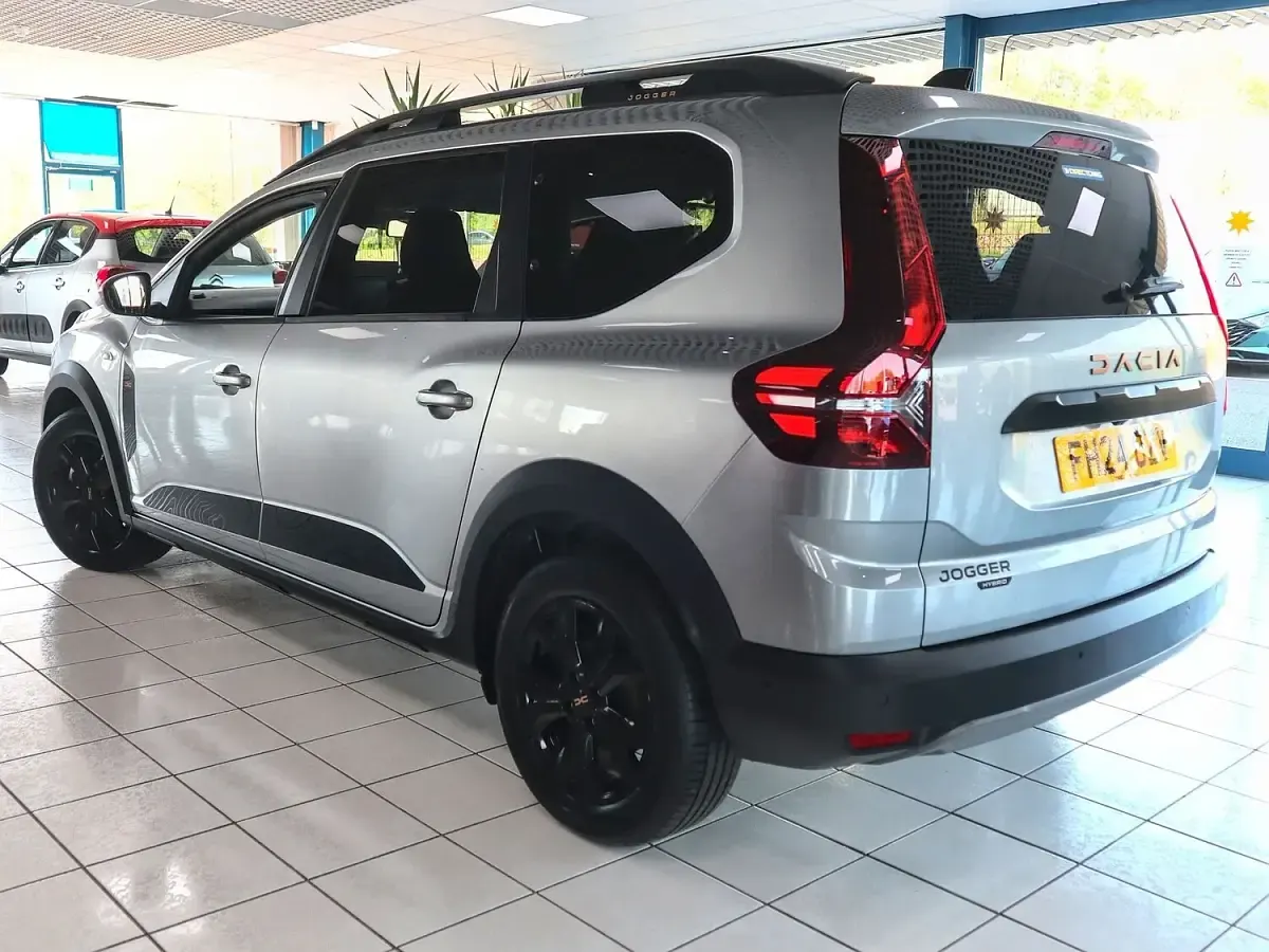 Used Dacia Jogger Extreme 141 HP (103 kW) 2024 Grey MPV