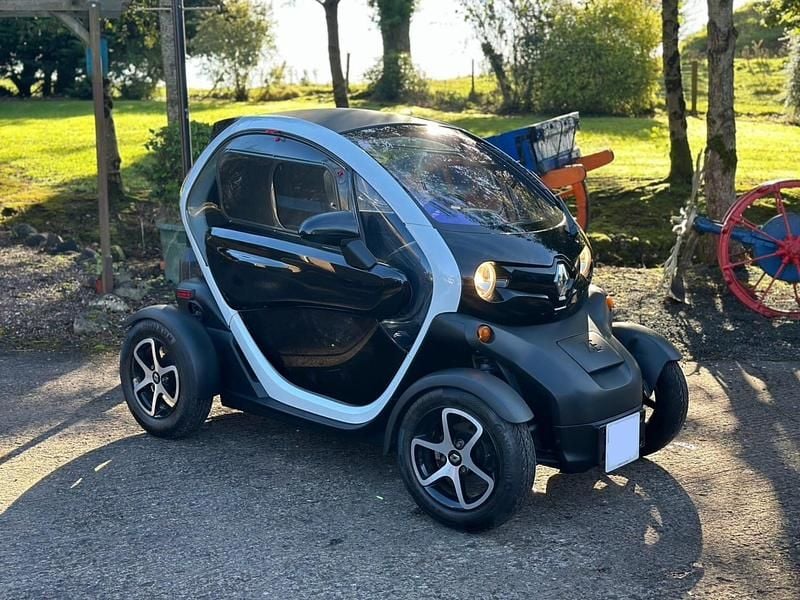 White Used 2023 Renault Twizy Dynamique Hatchback | £8,950 - Image 1/4