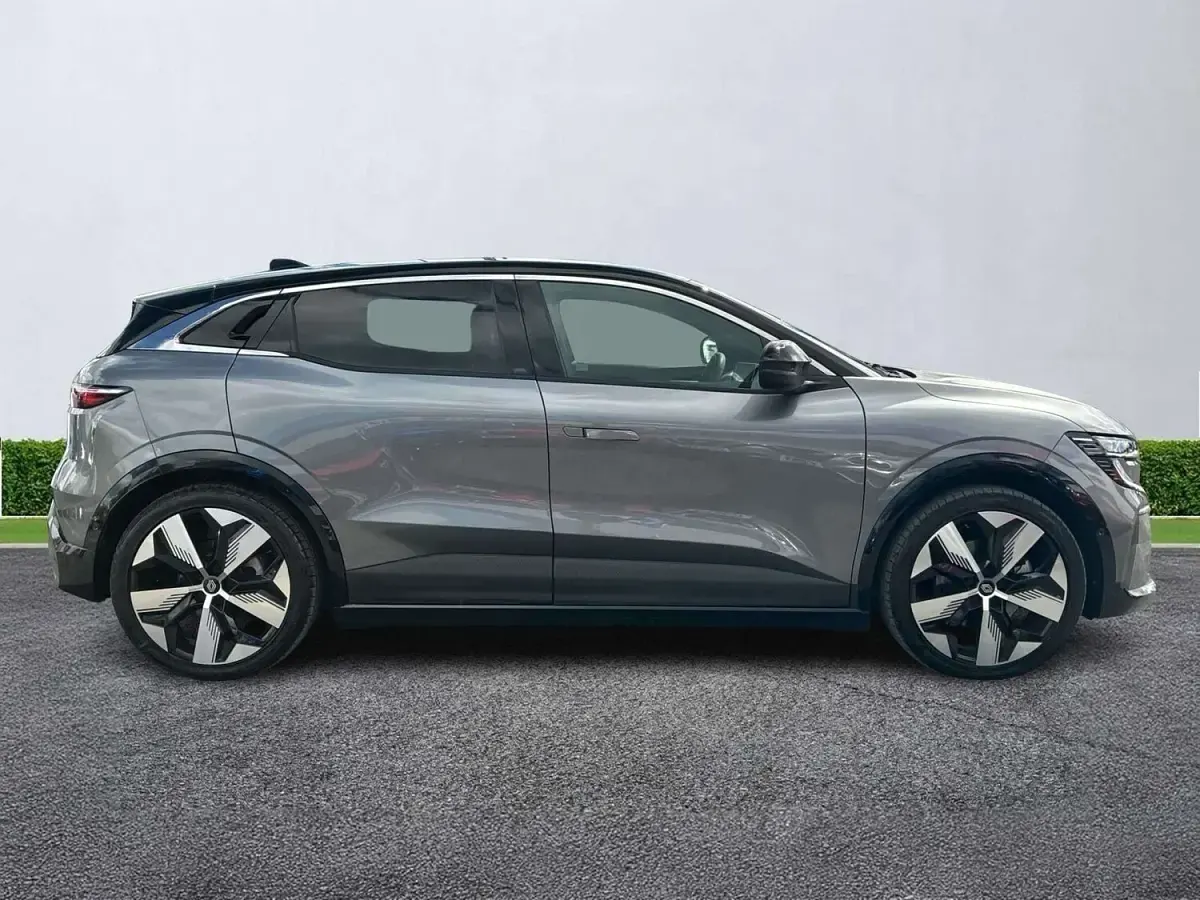 Used Renault Megane E-Tech Komfort 160 kW (218 HP) 2025 Grey/black Hatchback