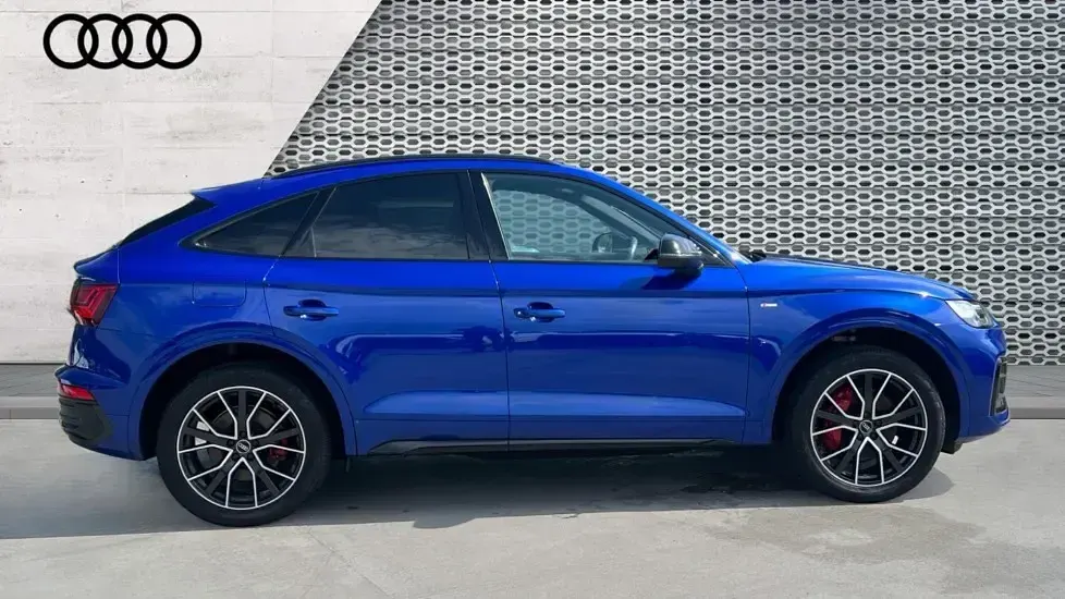 Used Audi Q5 Comfort 299 HP (219 kW) 2022 Ultra blue metallic SUV