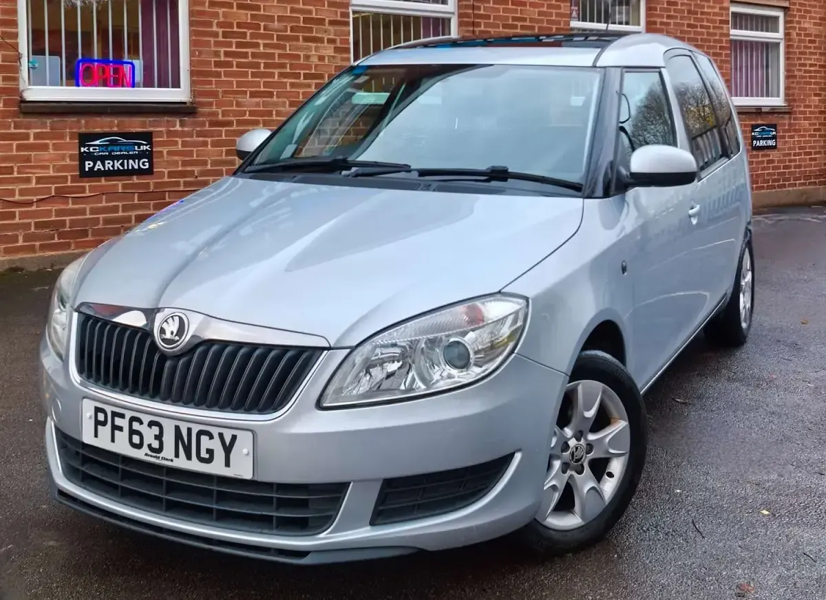 Usado Skoda Roomster SE 105 CV (77 kW) 2013 Plateado Monovolumen