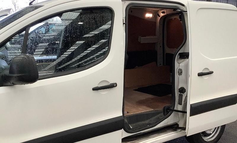 Used Citroën Berlingo 100 HP (73 kW) 2017 White MPV