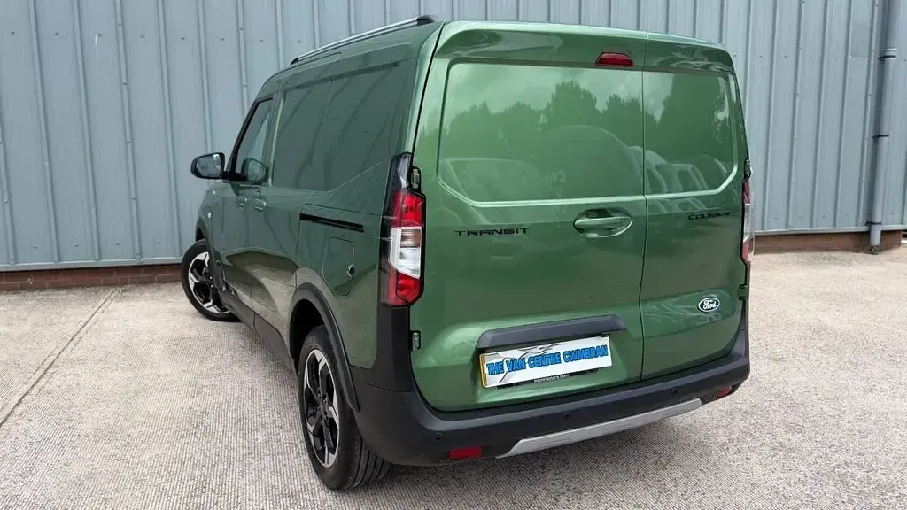 Used Ford Courier Active 125 HP (91 kW) 2024 Green MPV