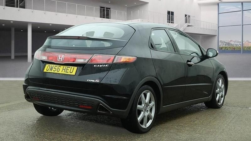 Begagnad Honda Civic EX 140 HK (102 kW) 2007 Svart Halvkombi