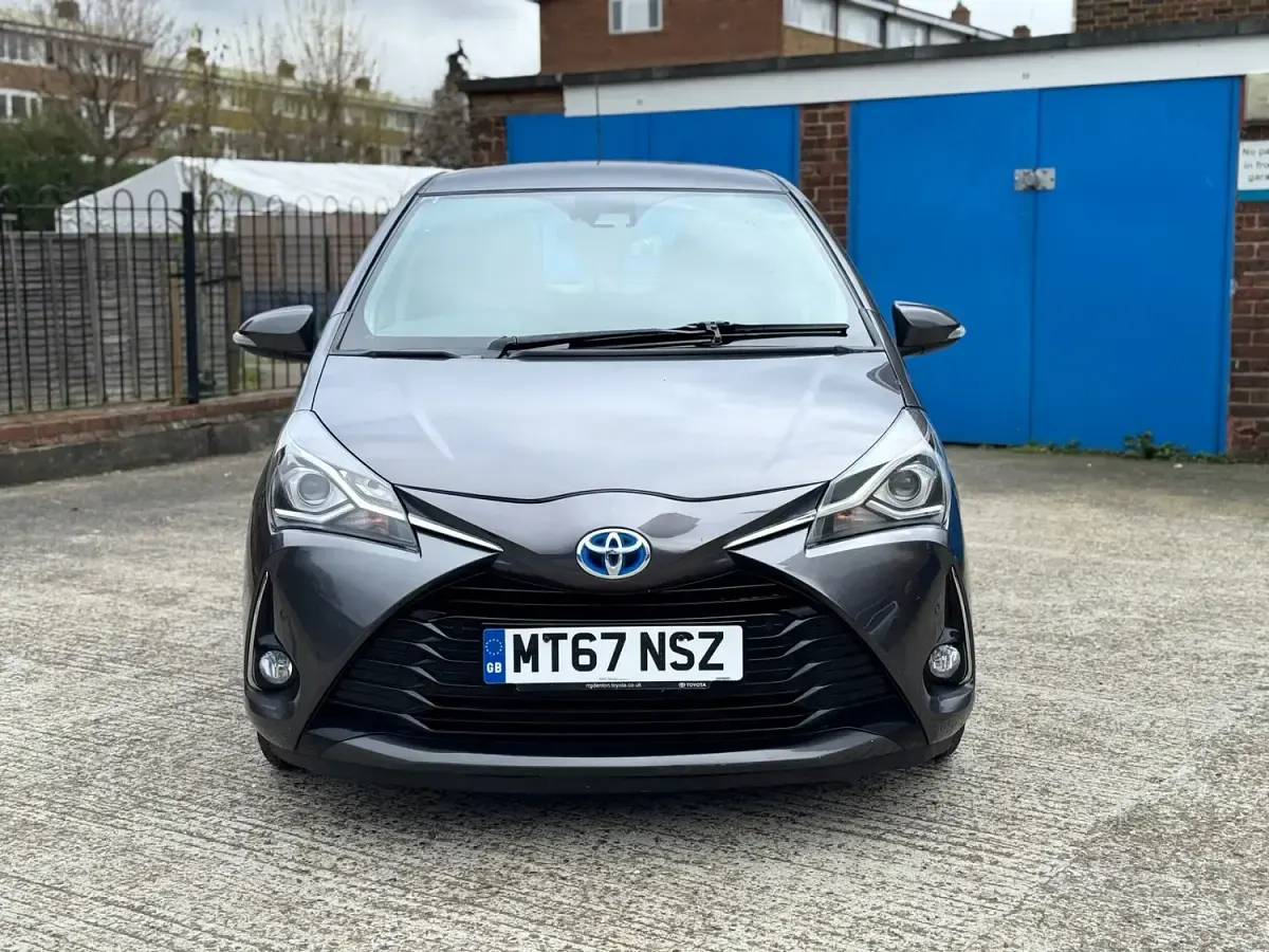 Używany Toyota Yaris Hybrid 2017 Szary Hatchback