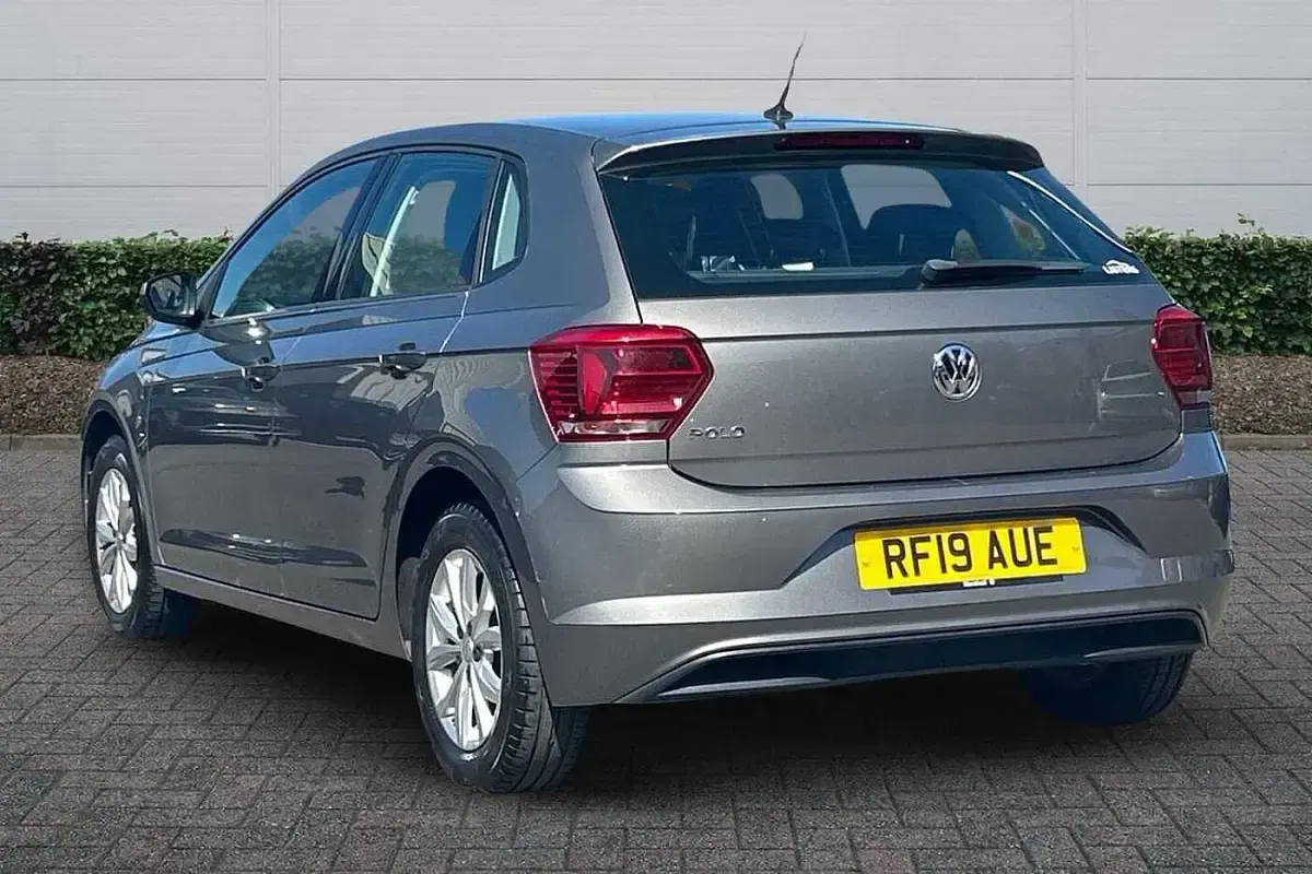 Used VW Polo SE 65 HP (47 kW) 2019 Limestone grey Hatchback