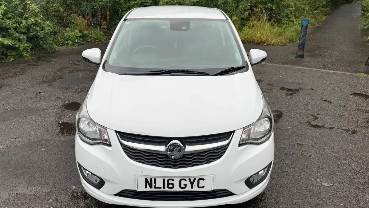 Used Vauxhall Viva 75 HP (55 kW) 2016 White Hatchback