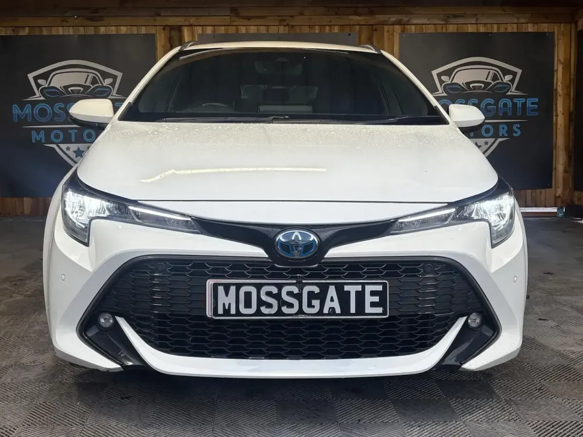 Used Toyota Corolla Design 184 HP (135 kW) 2020 White Estate
