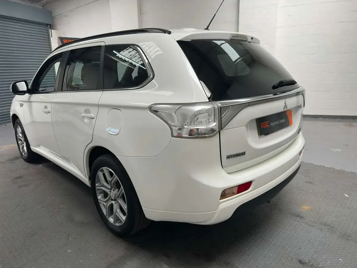 Used Mitsubishi Outlander P-HEV 2014 White Estate