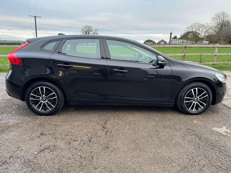 Used Volvo V40 Momentum 120 HP (88 kW) 2019 Black Hatchback