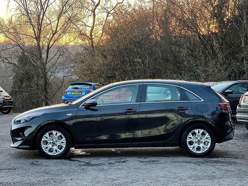 Używany Kia Ceed 138 KM (101 kW) 2025 Czarny Hatchback