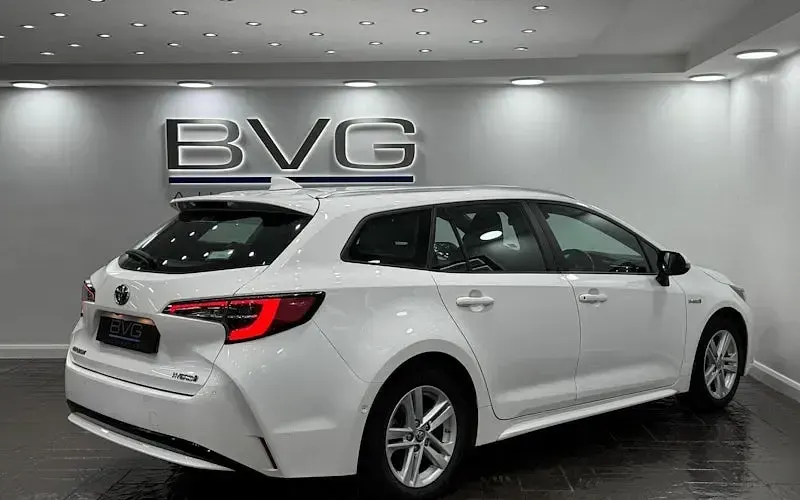 Used Toyota Corolla 122 HP (89 kW) 2021 White Estate