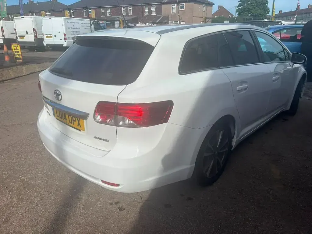 Used Toyota Avensis 126 HP (92 kW) 2014 White Estate