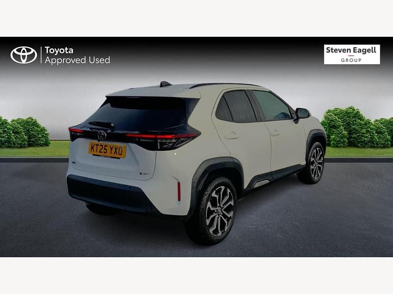 Used Toyota Yaris Hybrid Design 2025 White Hatchback