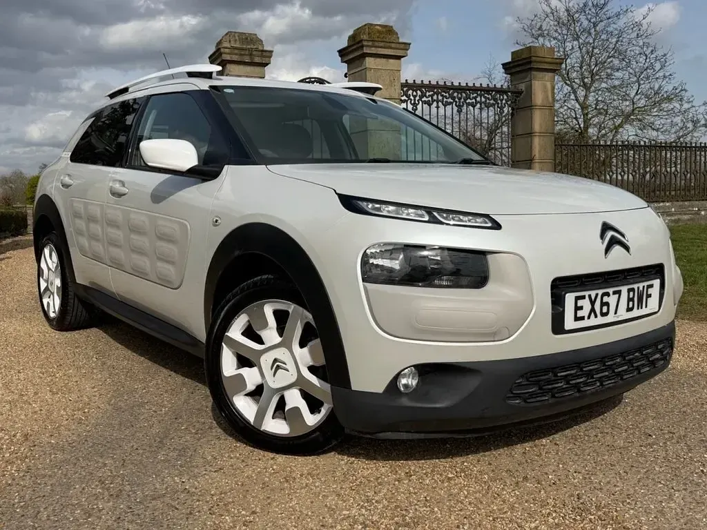 Used Citroën C4 Cactus PureTech 110 HP (80 kW) 2017 White Hatchback