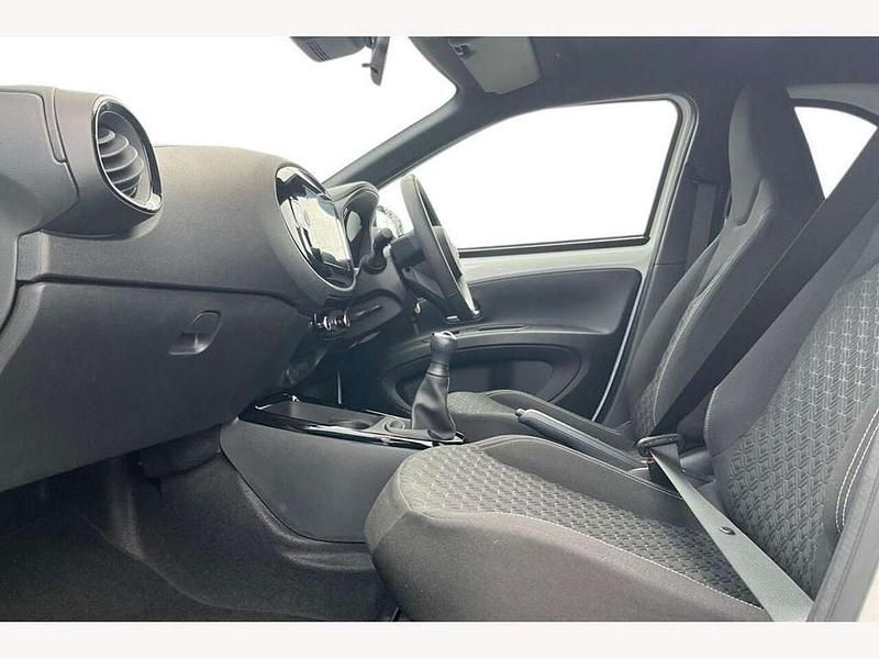 Used Toyota Aygo X 72 HP (52 kW) 2024 White SUV