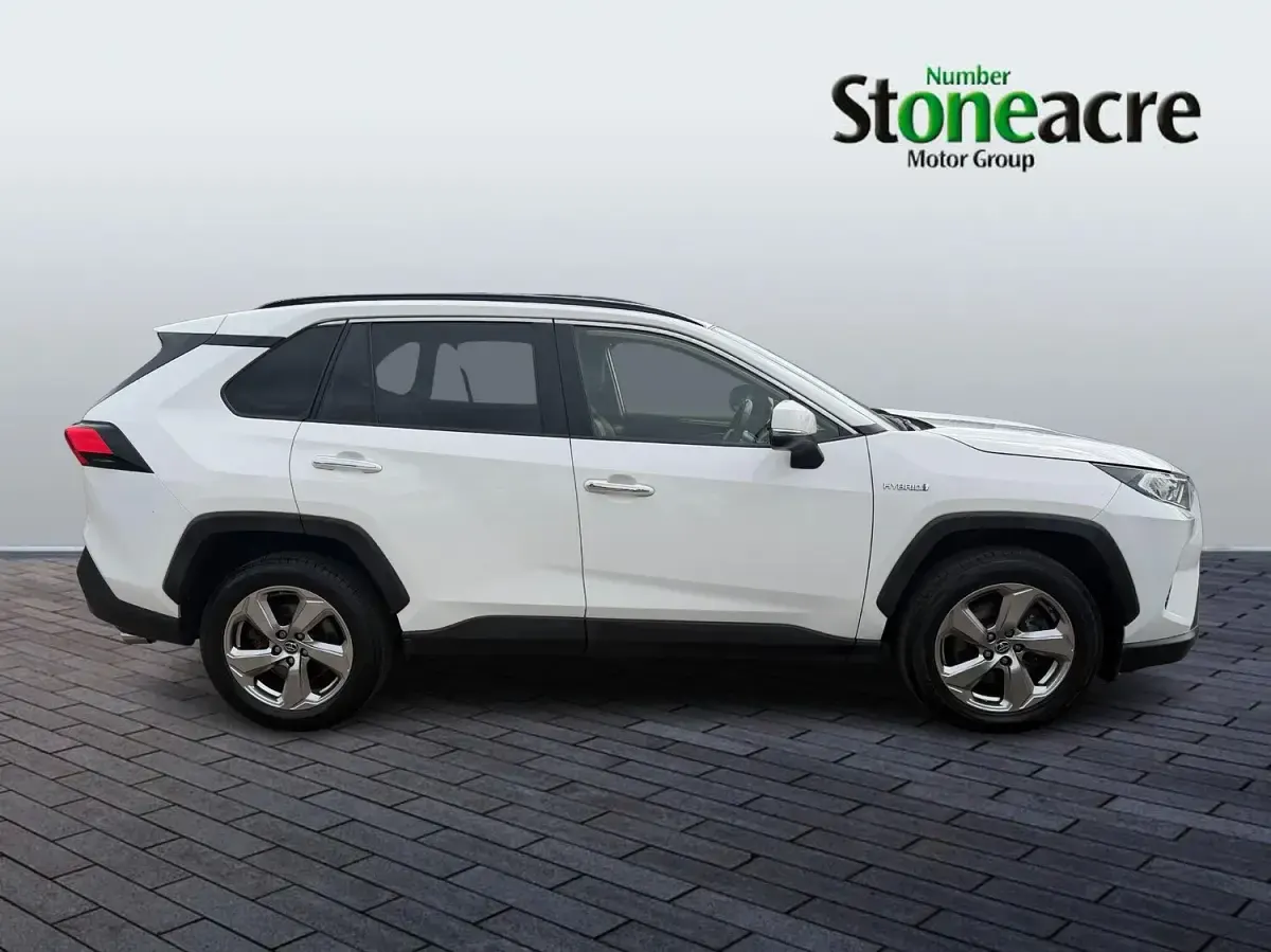 Used Toyota RAV4 218 HP (160 kW) 2019 White SUV